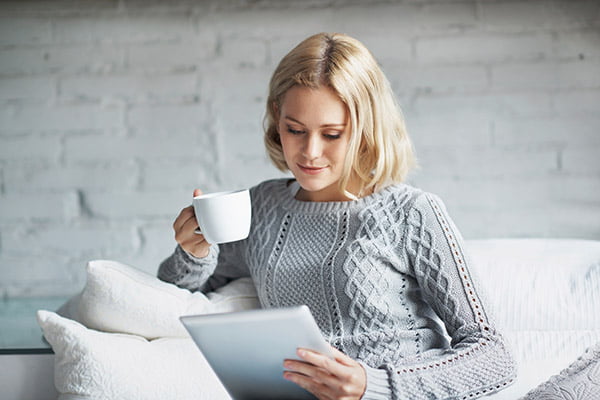 woman-reading-news